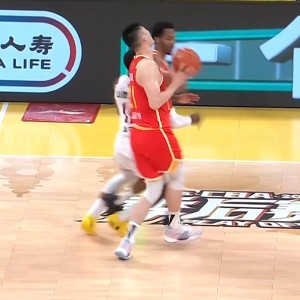 华体会部门-迪亚洛从侧后方撞到胡金秋膝盖 大秋痛苦倒地返回更衣室&amp;回场冰敷